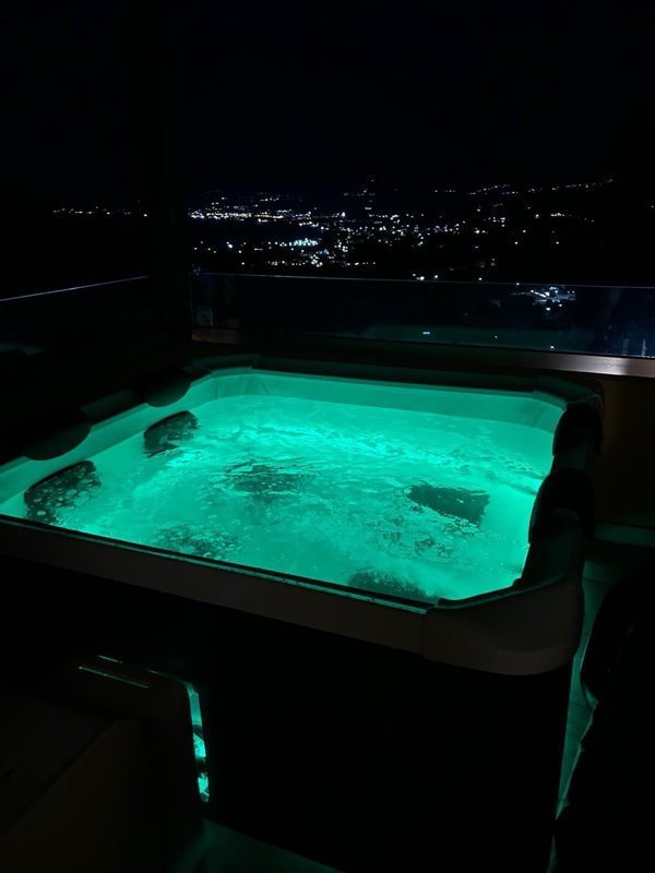 Jacuzzi bei Nacht mit stimmungsvoller LED-Beleuchtung