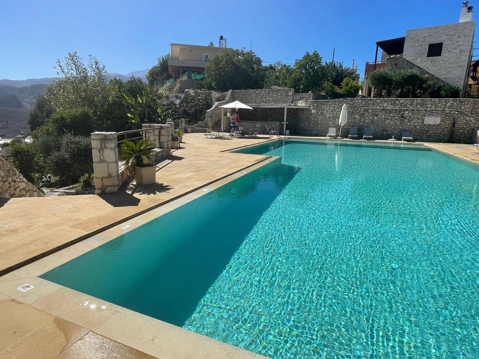Großer Gemeinschaftspool mit traumhafter Aussicht
