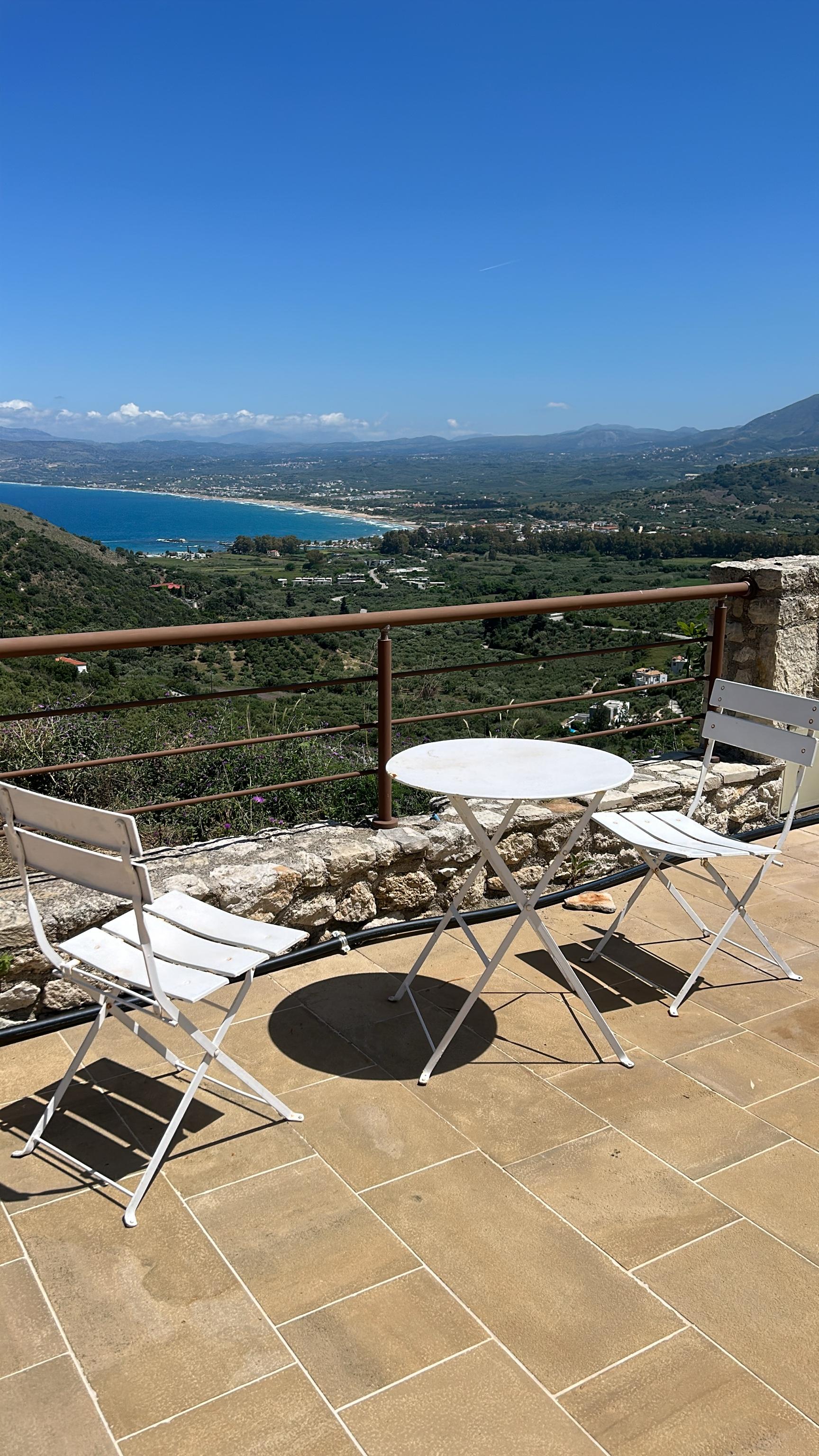 Sitzgelegenheit am Pool mit traumhaftem Ausblick