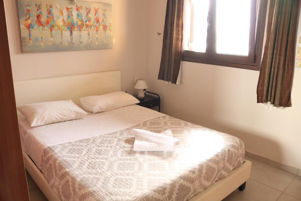 Schlafzimmer mit großem Bett