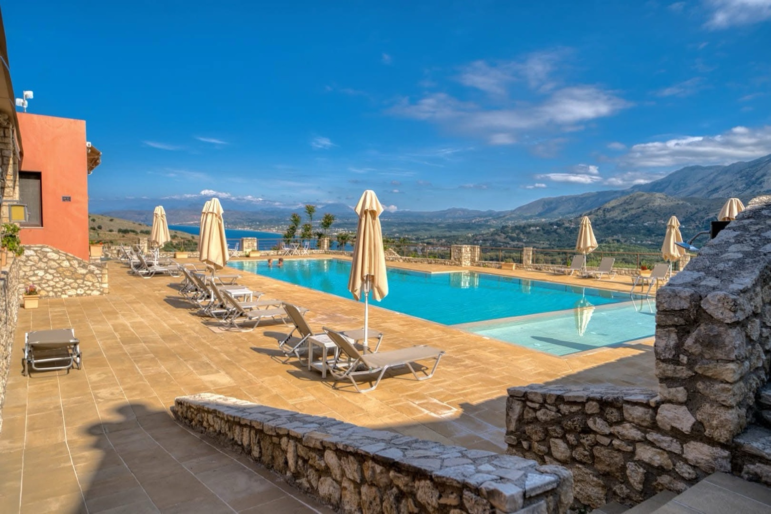 Pool in der Morgensonne