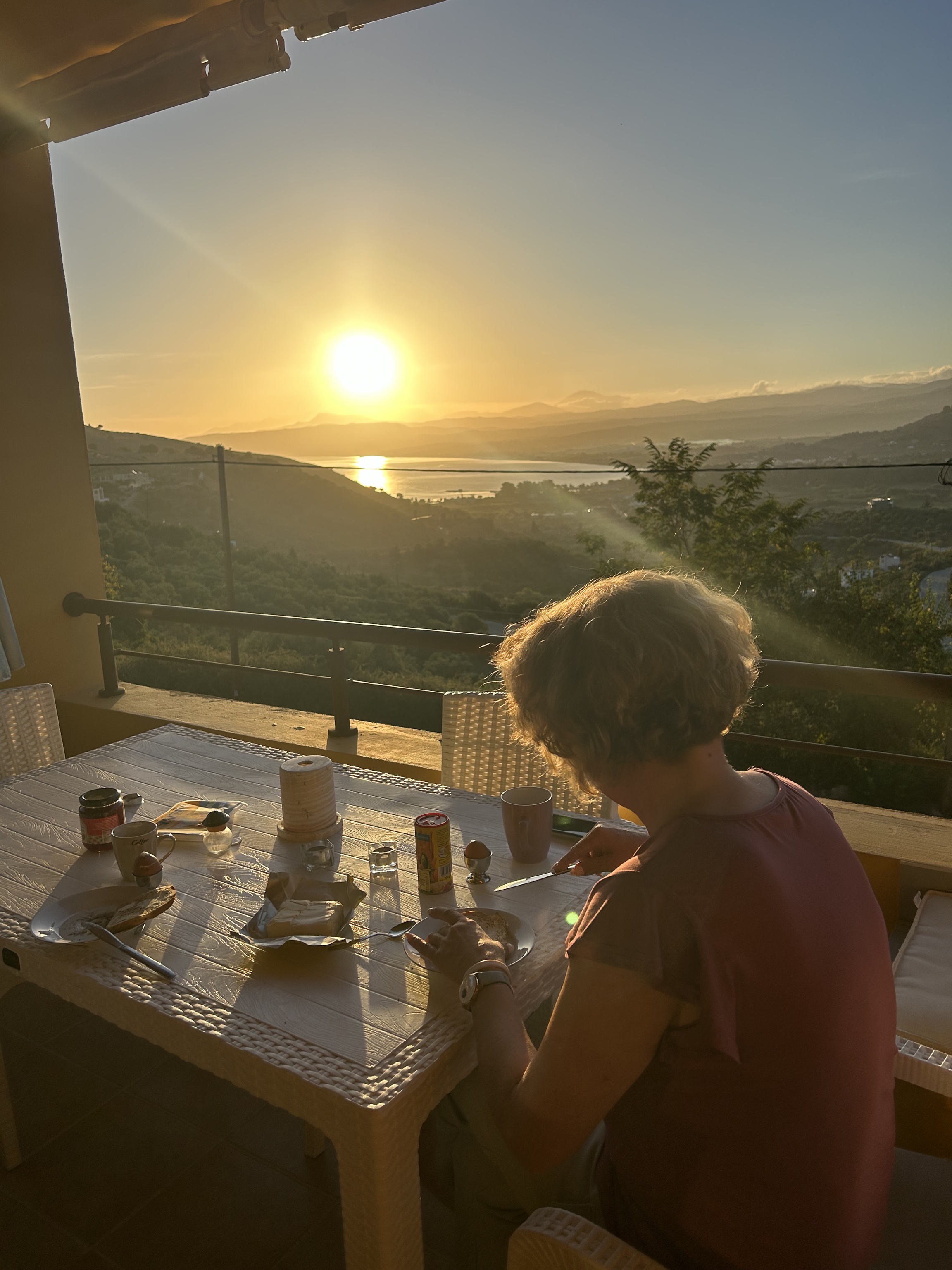 Frühstück auf dem Balkon bei Sonnenaufgang